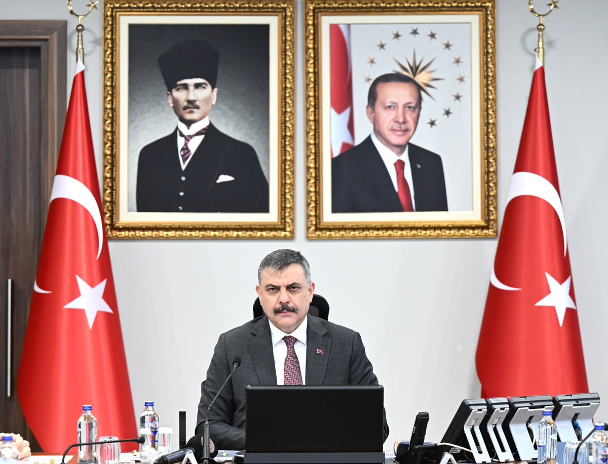 mustafaciftcitr's tweet photo. Terörle mücadelede kararlılığımızı, sahadaki tedbirlerimizi ve Terörsüz Türkiye hedefimizin yeni aşamasını ele aldığımız Güvenlik Toplantımızı gerçekleştirdik.

Muhterem Cumhurbaşkanımız @RTErdogan’ın dirayetli liderliğinde devlet politikası hâline gelen Terörsüz Türkiye hedefimiz, milletimizin huzuru ve ortak geleceğimiz adına tarihî bir iradenin ifadesidir.

Terörle mücadelede elde ettiğimiz kazanımları titizlikle korurken; süreci sabote etmeye yönelik her türlü provokasyona, organize suç yapılarına, uyuşturucu ağlarına ve gençlerimizi hedef alan yeni nesil suç çetelerine karşı teyakkuzumuzu en üst seviyede sürdüreceğiz.

Şehitlerimizin aziz hatırasını, gazilerimizin hukukunu ve milletimizin kardeşliğini her adımımızda gözetmeye devam edeceğiz.

Terörsüz Türkiye, Huzurlu Türkiye, Güçlü Türkiye. 🇹🇷