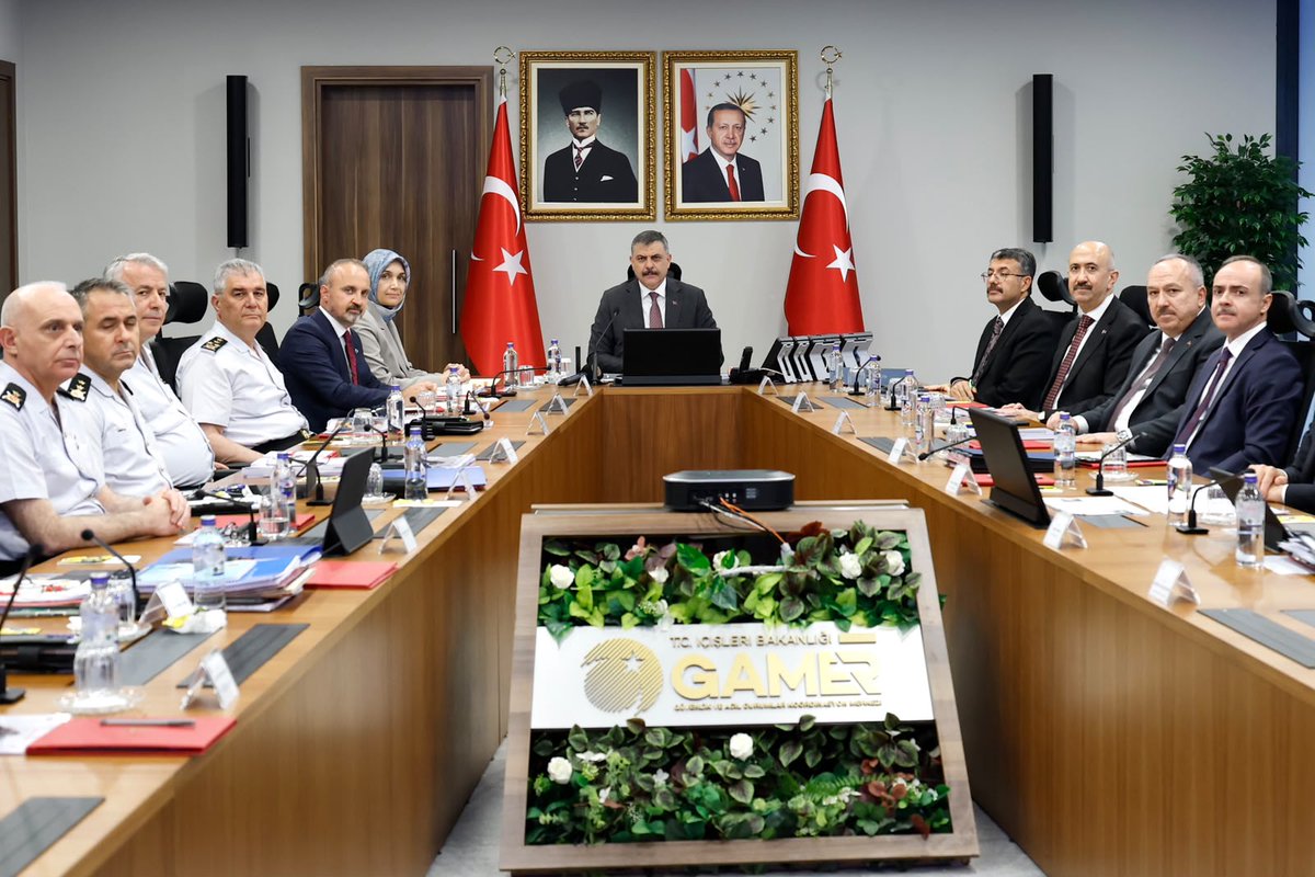mustafaciftcitr's tweet photo. Terörle mücadelede kararlılığımızı, sahadaki tedbirlerimizi ve Terörsüz Türkiye hedefimizin yeni aşamasını ele aldığımız Güvenlik Toplantımızı gerçekleştirdik.

Muhterem Cumhurbaşkanımız @RTErdogan’ın dirayetli liderliğinde devlet politikası hâline gelen Terörsüz Türkiye hedefimiz, milletimizin huzuru ve ortak geleceğimiz adına tarihî bir iradenin ifadesidir.

Terörle mücadelede elde ettiğimiz kazanımları titizlikle korurken; süreci sabote etmeye yönelik her türlü provokasyona, organize suç yapılarına, uyuşturucu ağlarına ve gençlerimizi hedef alan yeni nesil suç çetelerine karşı teyakkuzumuzu en üst seviyede sürdüreceğiz.

Şehitlerimizin aziz hatırasını, gazilerimizin hukukunu ve milletimizin kardeşliğini her adımımızda gözetmeye devam edeceğiz.

Terörsüz Türkiye, Huzurlu Türkiye, Güçlü Türkiye. 🇹🇷