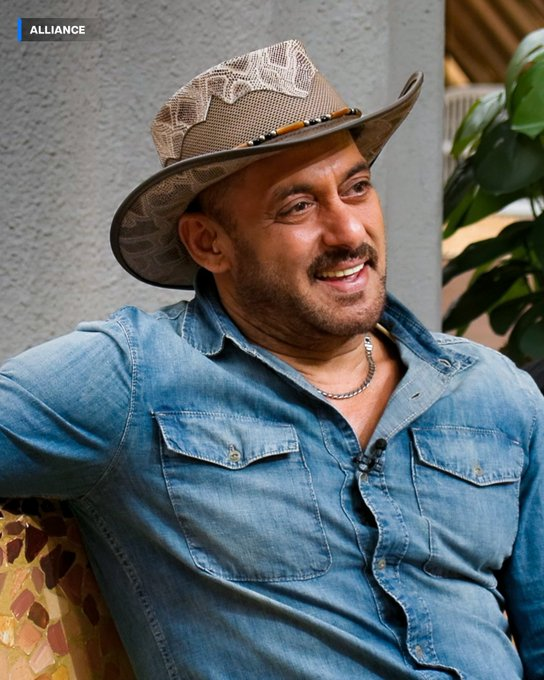 Cinema_Decoded's tweet photo. #SRK needs perfect scripts and heavy marketing to dominate.
#SalmanKhan can open a film on pure name and mass connect.

That’s the real difference in stardom. https://t.co/bRVuP4XAvL