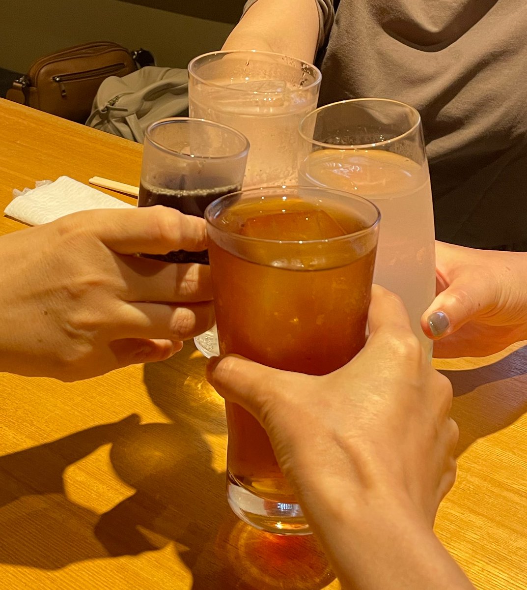 smmmmm666's tweet photo. 地元の会
運転手なので烏龍茶

行きにファミマでコーヒー買った時
コーヒーの台のとこに
財布を置いてきてしまい
現金払いの店に無一文で参加😂💦
(地元に着いてから気づいたので戻れず)

友達に現金立て替えてもろて
PayPayで返したけど

マジで最近やらかしすぎて
なんか呪われてるかもしれない🥶 https://t.co/wunYnVPVIU
