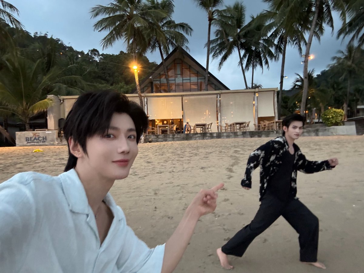 Miia0525's tweet photo. 💫 HaoYiran Weibo update 11.8.26 💫 

I caught a cloud 🫣 Happy birthday, may you be happy every day.

 #ToMyShore #yunqi #HaoYiran #YunYi https://t.co/Ik3NpkKIv5