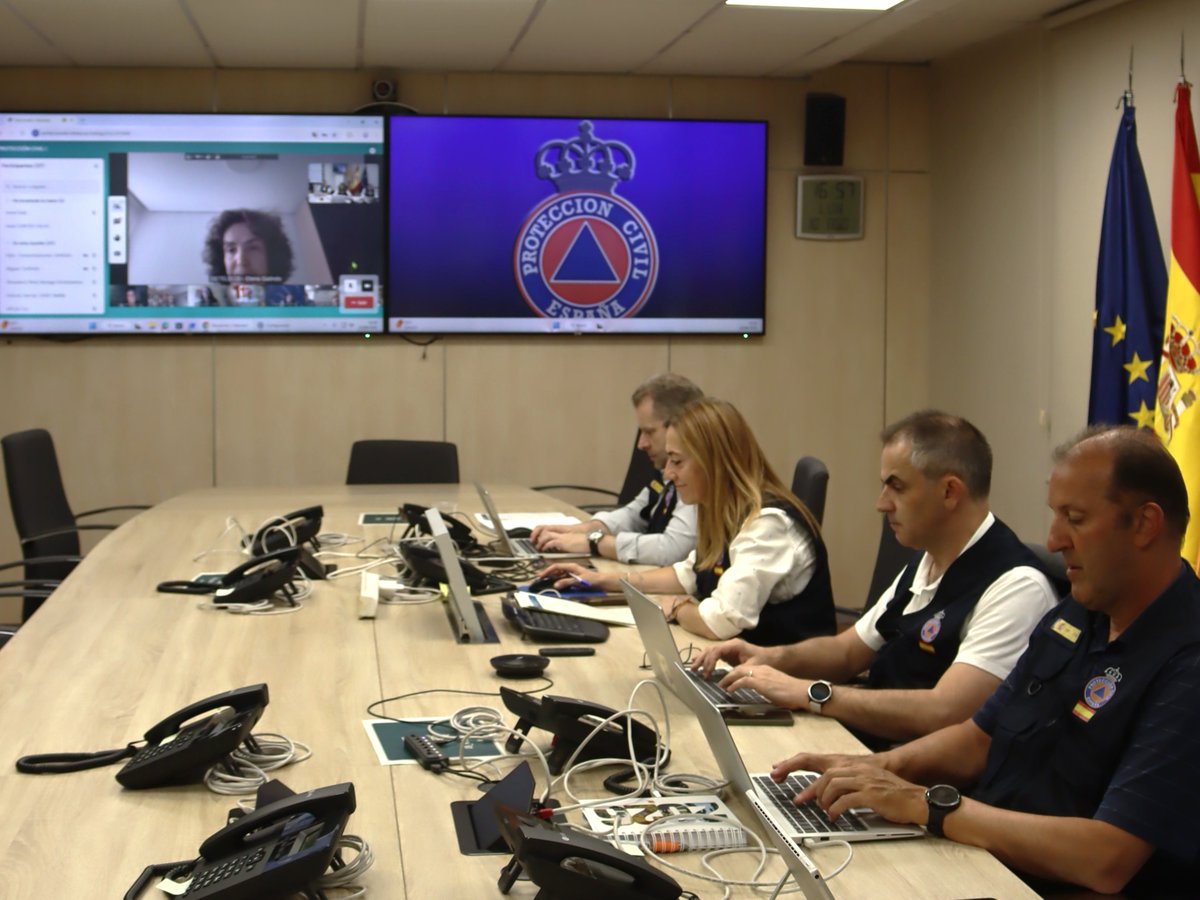 proteccioncivil's tweet photo. 🌘 Reunión DDGG Eclipse 
📅 10/08/26
📍 CENEM

Dirigida por la secretaria general, @VirBarcones, se ha celebrado la segunda reunión con las directoras y los directores generales de Protección Civil y Emergencias de todas las autonomías para seguir coordinando el dispositivo de seguimiento del eclipse ��

Tras el primer encuentro celebrado el pasado viernes, continuamos trabajando de manera conjunta entre administraciones para la evaluación de riesgos y la planificación preventiva ⚠️🛡️

La colaboración permanente sigue siendo la mejor herramienta para afrontar este evento histórico con las máximas garantías de seguridad para la ciudadanía
