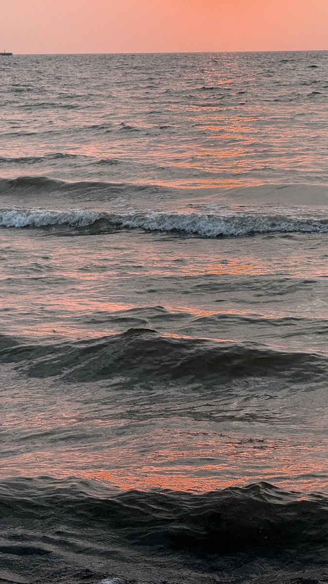 q_msa5's tweet photo. هدوء الغـروب 
و ألوانه مرآة روحي 
ــــ🧡❤️. https://t.co/Fq7wWm2hN2