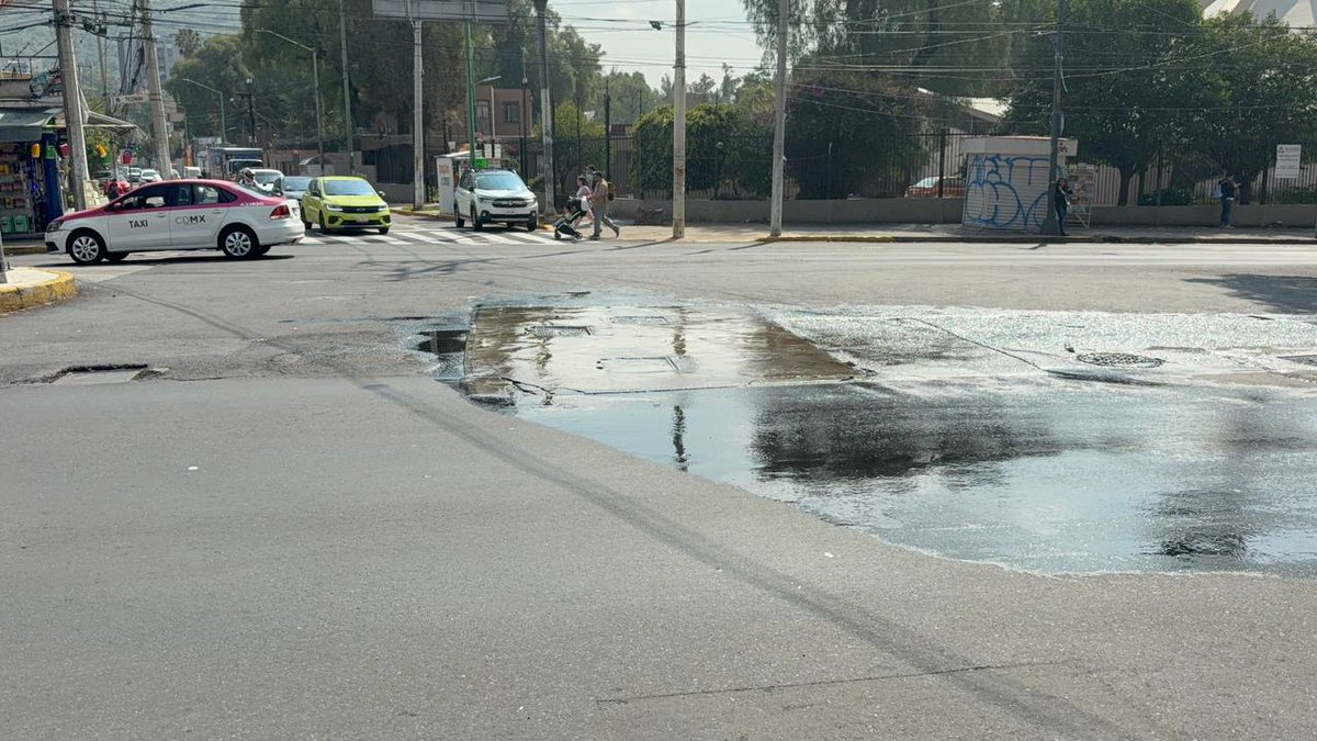 adnnoticiasmx's tweet photo. 🚰Vecinos reportan fuga de agua en Lindavista Norte

Vecinos denuncian el desperdicio de litros de agua en el cruce de Av. Ticomán y Cienfuegos, a un costado de una zona de válvulas de agua potable.

Señalan que hasta el momento no ha acudido ninguna autoridad y piden atender la fuga

Vía: Iván Aldama (@IvanAldamaF)