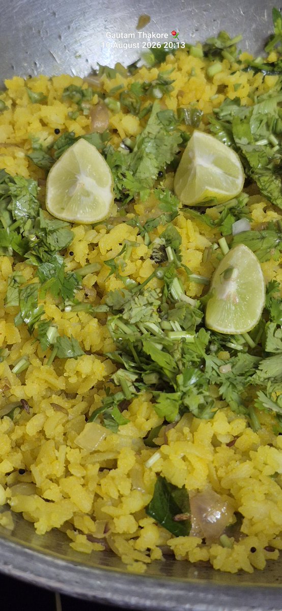 Gautam_Kore's tweet photo. My  Family members are in shock today when i made this tasty Kanda Poha and gave them a surprise. Concrete designer can also  cook ! Civil Engineers are the real all rounders on earth 😄!! #Poha https://t.co/3ZBRFIdNAV