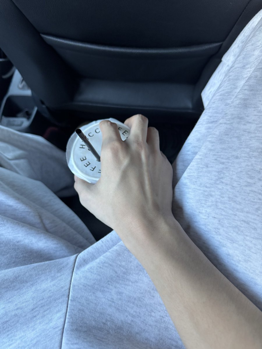 Colin_696969's tweet photo. 我怎么早不发推特，真是个好东西，想发什么发什么，完全树洞来的。给你们看看手，回头发巨蟒，反正没人认识我，太爽了 https://t.co/qKhO570BIY