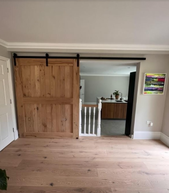 mate_door's tweet photo. Big openings need bold solutions! 🏡📏

This oversized V 3 Brace door was custom-built to exact client specs and hung on our heavy-duty Gainesville System with extra strap hangers for a seamless glide. Any size, any space—DoorMate builds it! 🛠️

#DoorMate #TheGainesville #Bespoke https://t.co/MHSQWXciKs