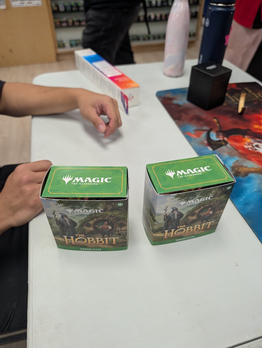 BoiledOreo's tweet photo. 2nd #MTGHobbit prerelease. This time with absolutely no hit and a 5$ mythic 😂 
#MTG #Hobbit https://t.co/DJu5FQ74iE