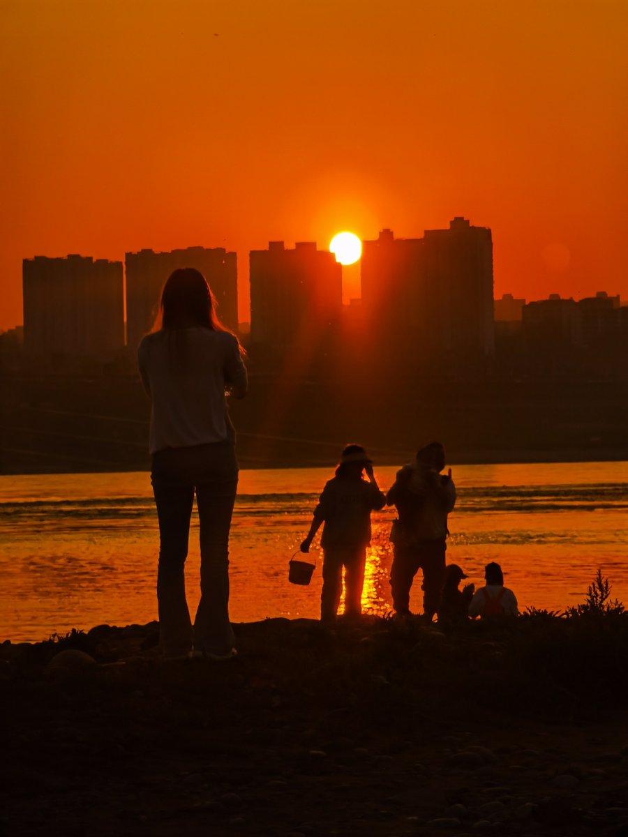 Leli27978069's tweet photo. Our campus photography club’s sunset shoot is this Sat at 6pm by the lake—bring your gear, catch golden hour vibes u0026 make awesome shots! All levels welcome https://t.co/YM8rxvgnus
