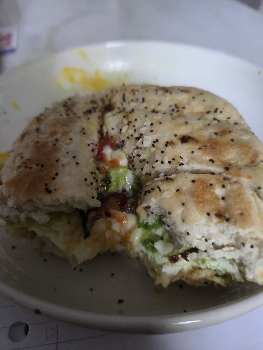 izkures's tweet photo. im  having  bagel  again  (๑¯◡¯๑) https://t.co/lQc2mxO5MK