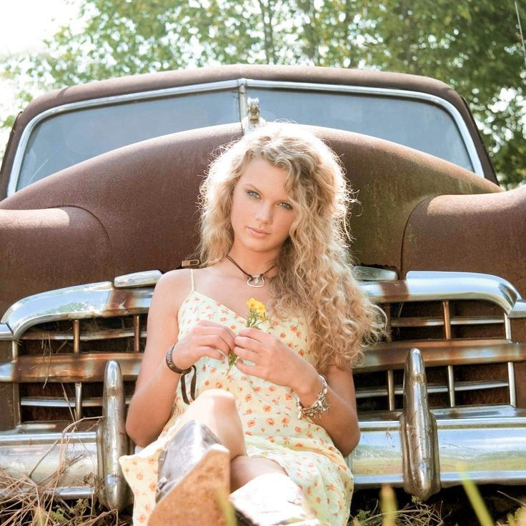 TSwiftBase13's tweet photo. A Taylor Swift website is currently awaiting an update, fueled by strong rumors that she could announce her debut TV this week. Last week, an insider also claimed that over 250K vinyls had arrived at her warehouse. https://t.co/ArXibjQx0T