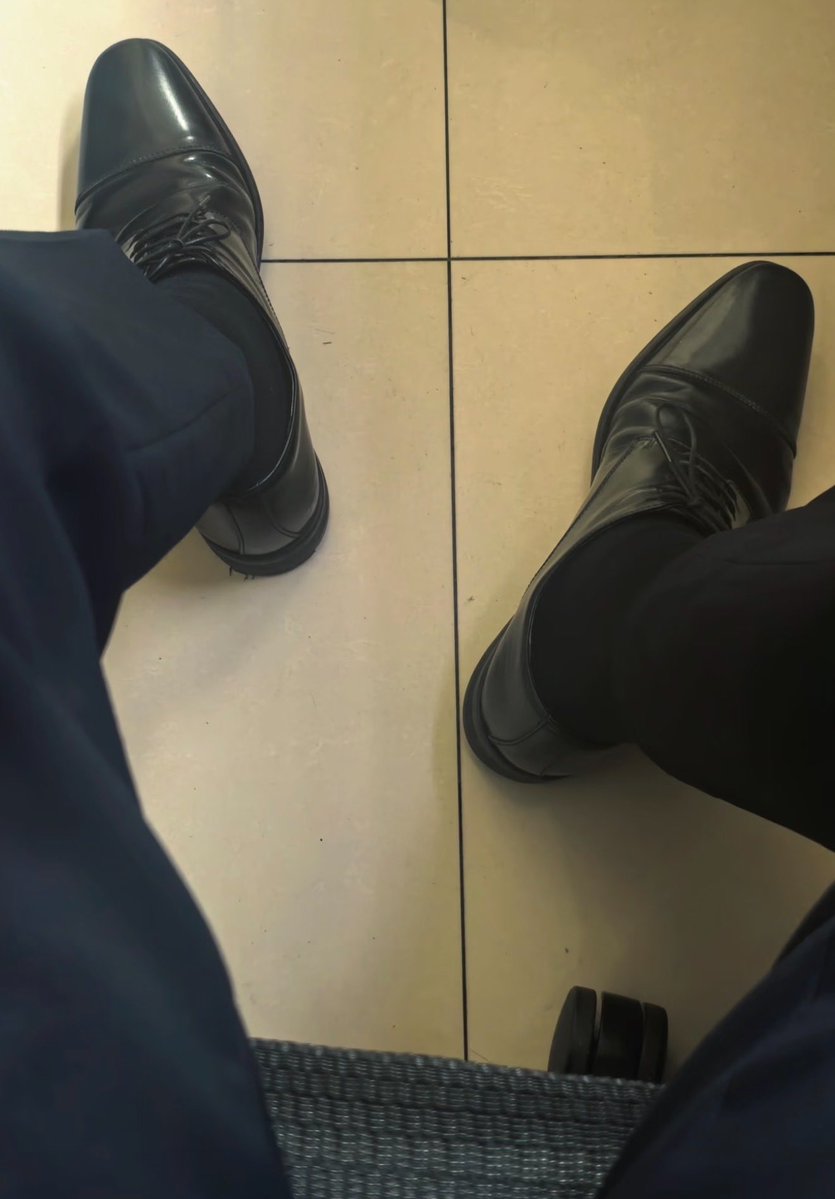 KesleyRene41762's tweet photo. 喜欢哪种 👞 ⚽️？ #足球 #正装 #体育生 #脚 #足控 https://t.co/BtgovDhTNF