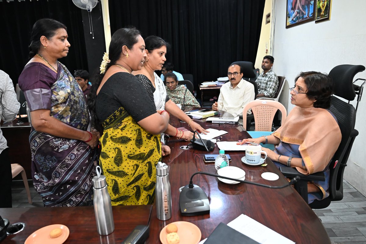 MCTTirupati's tweet photo. తిరుపతి నగరపాలక సంస్థ కార్యాలయం లో నిర్వహించిన ప్రజా పిర్యాదుల పరిష్కార వేదికలో ప్రజల నుండి వినతులు స్వీకరిస్తున్న కమిషనర్ (ఎఫ్.ఏ.సి) శ్రీమతి శారదా దేవి గారు.
#Tirupati #smartcity #mct #tsccl #PGRS #maud_municipal #NCBN #APCM #Tirupati #cdma_municipal https://t.co/e3RKSjxmj2