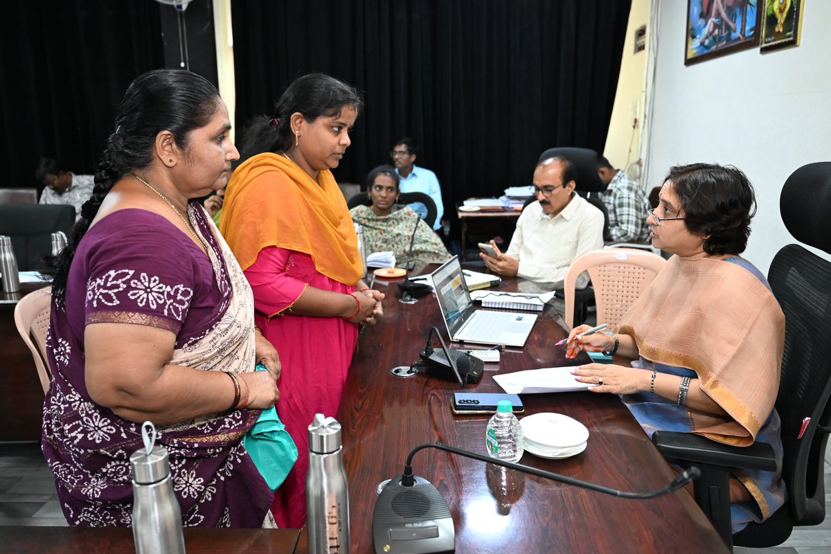 MCTTirupati's tweet photo. తిరుపతి నగరపాలక సంస్థ కార్యాలయం లో నిర్వహించిన ప్రజా పిర్యాదుల పరిష్కార వేదికలో ప్రజల నుండి వినతులు స్వీకరిస్తున్న కమిషనర్ (ఎఫ్.ఏ.సి) శ్రీమతి శారదా దేవి గారు.
#Tirupati #smartcity #mct #tsccl #PGRS #maud_municipal #NCBN #APCM #Tirupati #cdma_municipal https://t.co/e3RKSjxmj2