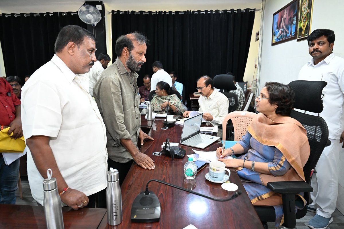 MCTTirupati's tweet photo. తిరుపతి నగరపాలక సంస్థ కార్యాలయం లో నిర్వహించిన ప్రజా పిర్యాదుల పరిష్కార వేదికలో ప్రజల నుండి వినతులు స్వీకరిస్తున్న కమిషనర్ (ఎఫ్.ఏ.సి) శ్రీమతి శారదా దేవి గారు.
#Tirupati #smartcity #mct #tsccl #PGRS #maud_municipal #NCBN #APCM #Tirupati #cdma_municipal https://t.co/e3RKSjxmj2