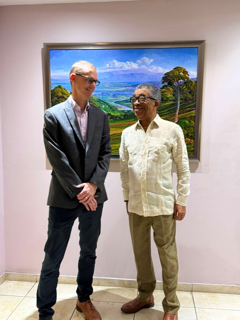 USEmbassyHaiti's tweet photo. Nan dat 5 dawout la, Julien Kreuze, atache pou laprès nan Anbasad Etazini an, te rankontre ak Hervé Lerouge, direktè jounal Le National ak Radio Tele Pacific, pou diskite sou desizyon medya sa a pou mete aksan sou nouvo vwa yo nan laprès ayisyèn nan. Divèsite nan peyizaj medyatik ayisyen an ap ede ranfòse dyalòg piblik ki enpòtan anpil pou yon avni ki an sekirite ak pwospè.
___
Le 5 août, l’attaché de presse de l’Ambassade des États-Unis, Julien Kreuze, s’est entretenu avec Hervé Lerouge, directeur du journal Le National et de Radio Télé Pacific, afin d’échanger sur l’engagement de ce dernier à promouvoir de nouvelles voix et des perspectives émergentes dans le paysage médiatique haïtien. La diversité de la presse en Haïti contribue à enrichir le dialogue public, un élément essentiel pour bâtir un avenir plus sûr et plus prospère.
____
On August 5, Embassy Information Officer Julien Kreuze met with Le National and Radio Tele Pacific’s Director Hervé Lerouge to discuss the outlet’s focus on elevating new and fresh voices in Haitian media. Haiti’s diverse press landscape helps build the public dialogue essential to a secure and prosperous future.
