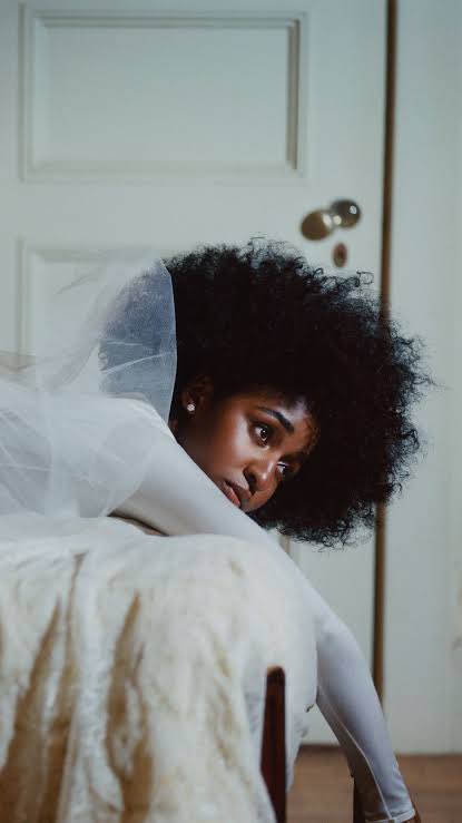 beuck_'s tweet photo. an angel and her halo of curls <33 https://t.co/v6v2YR2v8b