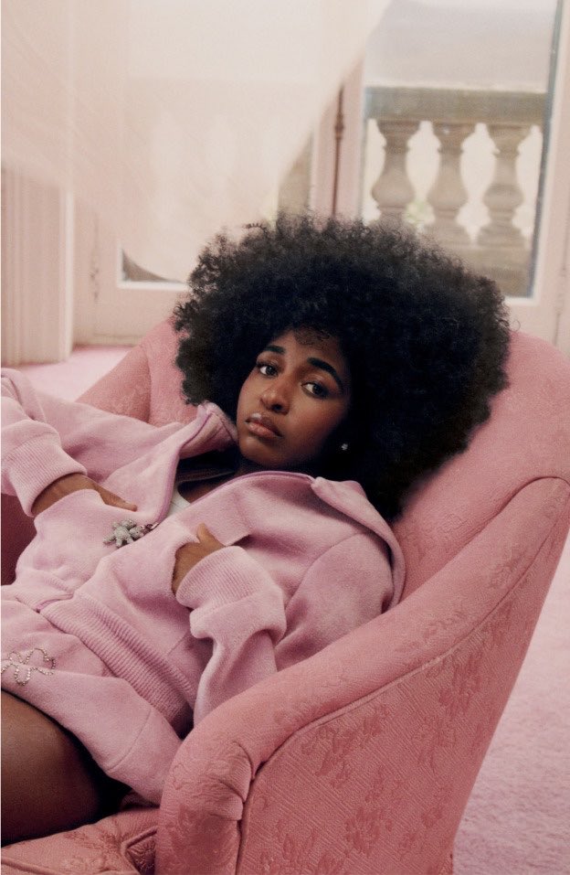 beuck_'s tweet photo. an angel and her halo of curls <33 https://t.co/v6v2YR2v8b