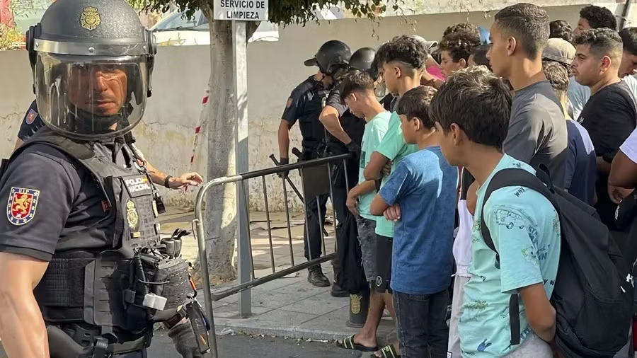 veintimillapie's tweet photo. Marruecos exige ahora repatriar a todos sus menores no acompañados que están en España: "Deben estar en su país"
El ministro marroquí de Justicia ha asegurado que Rabat reclamará su retorno por las vías legal y política.
Pues cuanto antes. https://t.co/RYwNJnZTaq