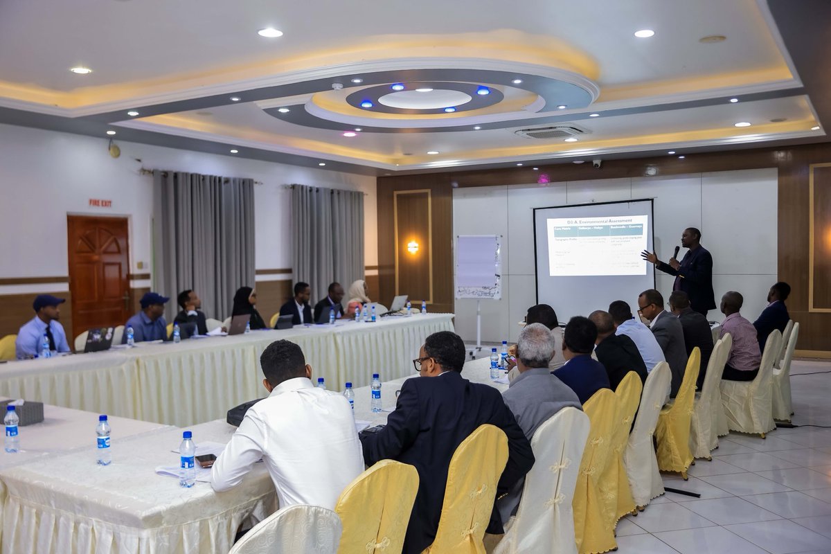 EARDIP_'s tweet photo. Today, the EA-RDIP Project convened a consultation workshop with Somalia’s telecom operators to provide updates on the finalisation of CTM. The consultation enabled valuable industry input anf engagement toward a commercially viable, open-access national broadband backbone. 🇸🇴📡 https://t.co/RlP8zwgO3A