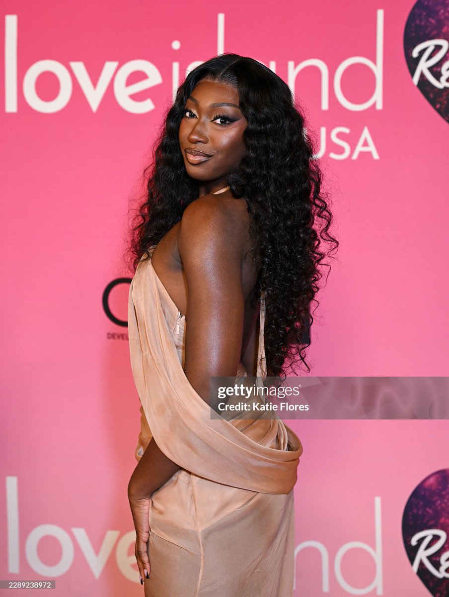 blacktwiterthrd's tweet photo. Aniya looking stunning on the Love Island reunion carpet. https://t.co/fxHtChhw1B