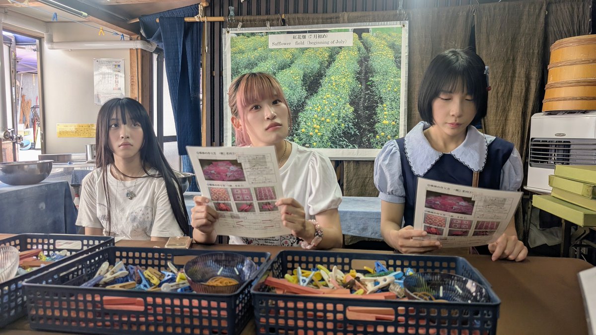 gara_pon's tweet photo. #水槽とクレマチス 米沢旅イベント第1部〜米織体験希望者多くて真剣勝負勃発。 メンバー3人が紅花染めチームとなりました。み#水クレじゃーにー https://t.co/y9fMRyunja