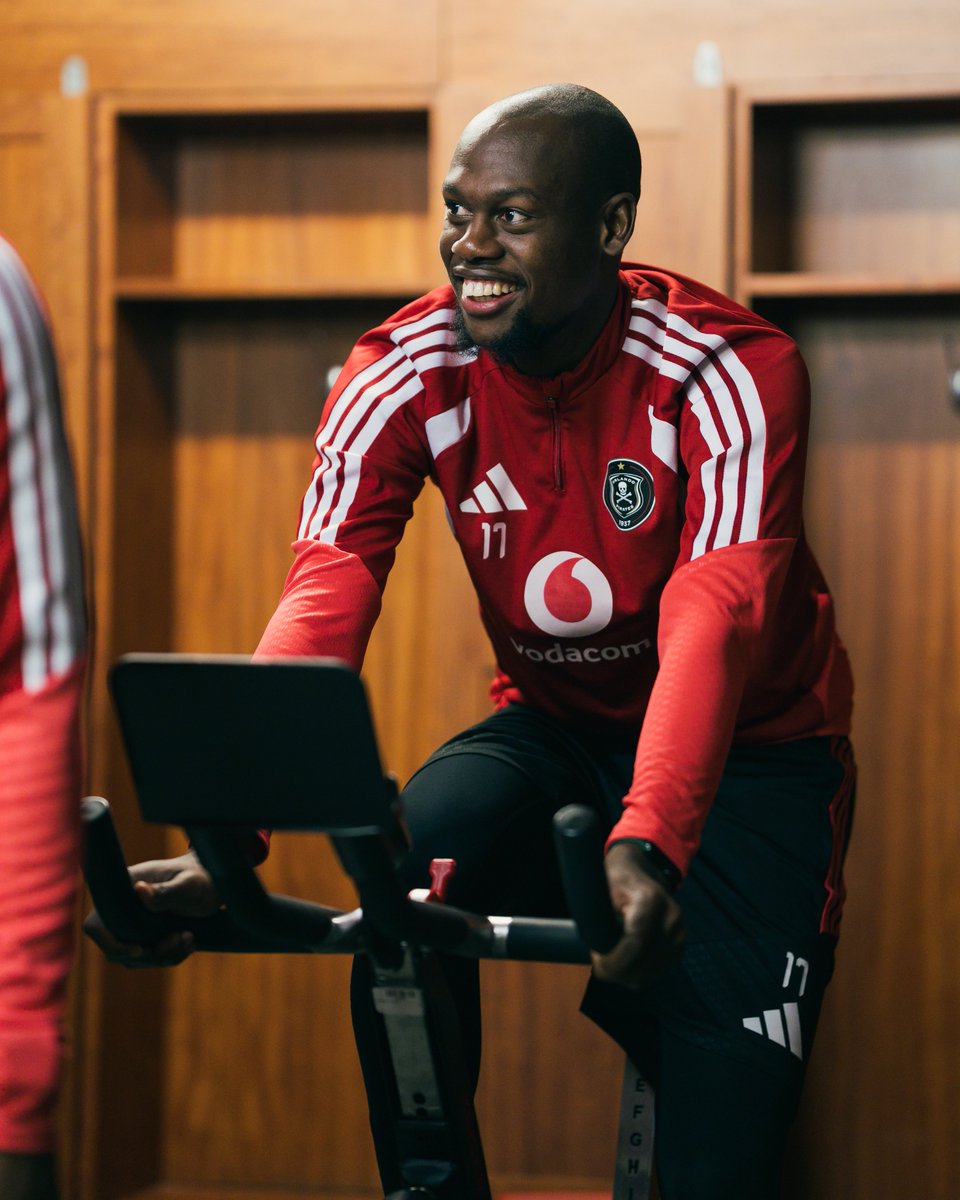 orlandopirates's tweet photo. 𝐈𝐍𝐒𝐈𝐃𝐄 𝐓𝐑𝐀𝐈𝐍𝐈𝐍𝐆 𝐌𝐃-𝟐

⚫⚪🔴⭐
#OrlandoPirates
#OnceAlways https://t.co/Jx5uWjJn0A