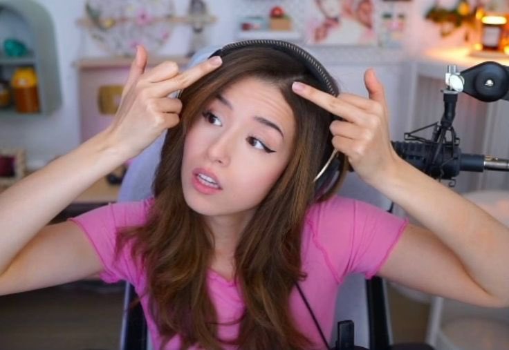 PinkyGoon34's tweet photo. Poki flipping you off 🖕🏻 https://t.co/lGcoZiplc7