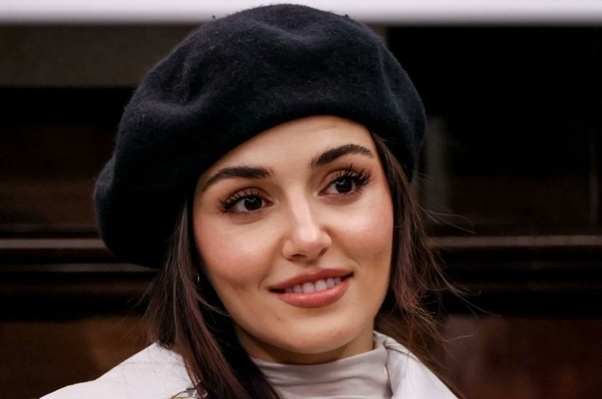 birsenaltuntas1's tweet photo. Hande Erçel Teşkilat’a mı katılıyor?
♦️TRT1’in “Teşkilat” dizisinin 7.  sezonu merakla bekleniyor. Burak Arlıer’in yönettiği Double Click imzalı dizinin yeni başrol kadın yıldızının kim olacağı merak konusuyken Hande Erçel’in ismi sosyal medyada gündeme geldi. Geçmişte “Güneşin Kızları”nda Tolga Sarıtaş’la partner olan Erçel’in fenomen projede yer alıp almadığı soruldu.
♦️Ancak Hande Erçel’in 2026 sezonunda ana akıma iş yapmayı düşünmediği, Teşkilat’la da görüşmediği öğrenildi. Ünlü oyuncunun gündeminde birinin hikâyesini kendisinin yazdığı iki film projesi yer alıyor.
https://t.co/Ca5SyvrlhU
