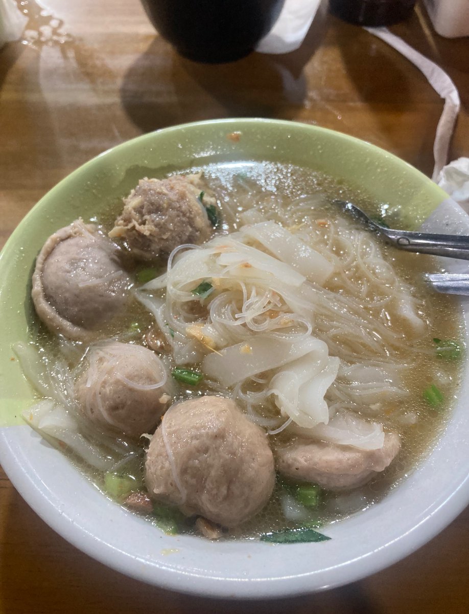 _tiarapr's tweet photo. 📍Bakso Gepeng Mahkota, Kelapa dua Tgr

Baksonya ga nge daging tapi kuahnya seger banget. Jujur, buat aku yang ga terlalu suka daging ini jadi favorit banget. 
Btw aku pesen menu bakso campur + mix kwetiau &amp; bihun. https://t.co/Gt0t9VC3IM