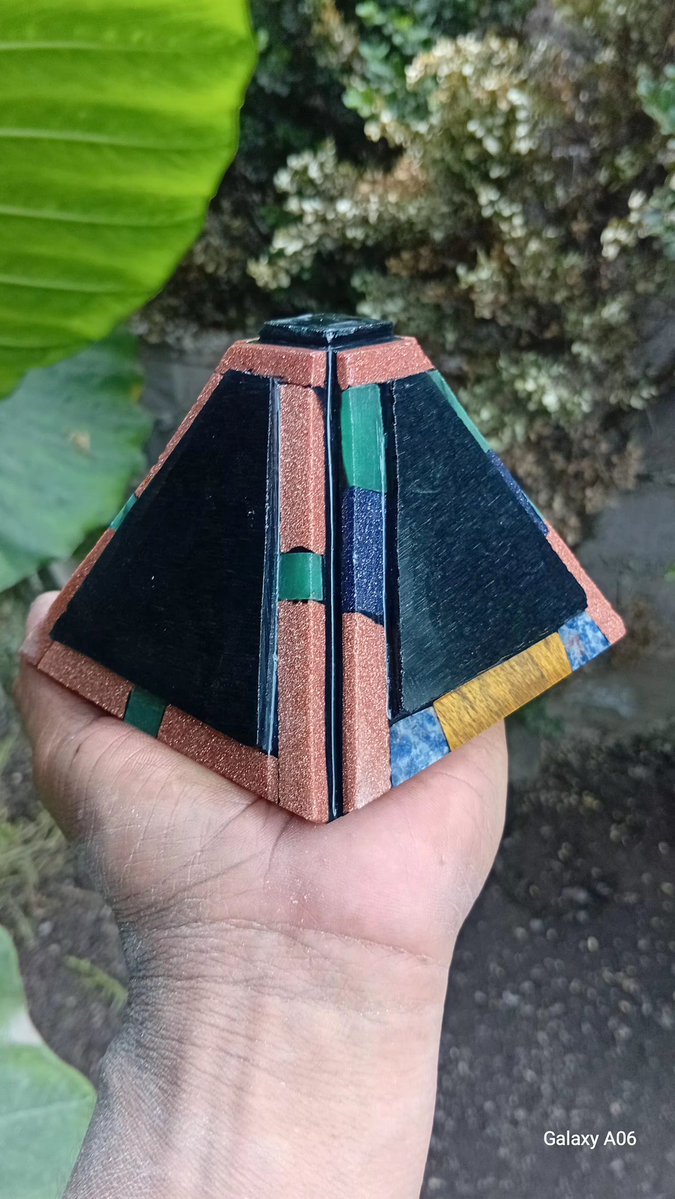 Alejand96323979's tweet photo. En cosas que a nadie le importan:
Estoy haciendo unas Pirámides obsidiana negra, resina y otros minerales, ahí solo están talladas e incrustadas, luego les muestro el resultado.  ☺️😸 https://t.co/EJpmdFhQPz