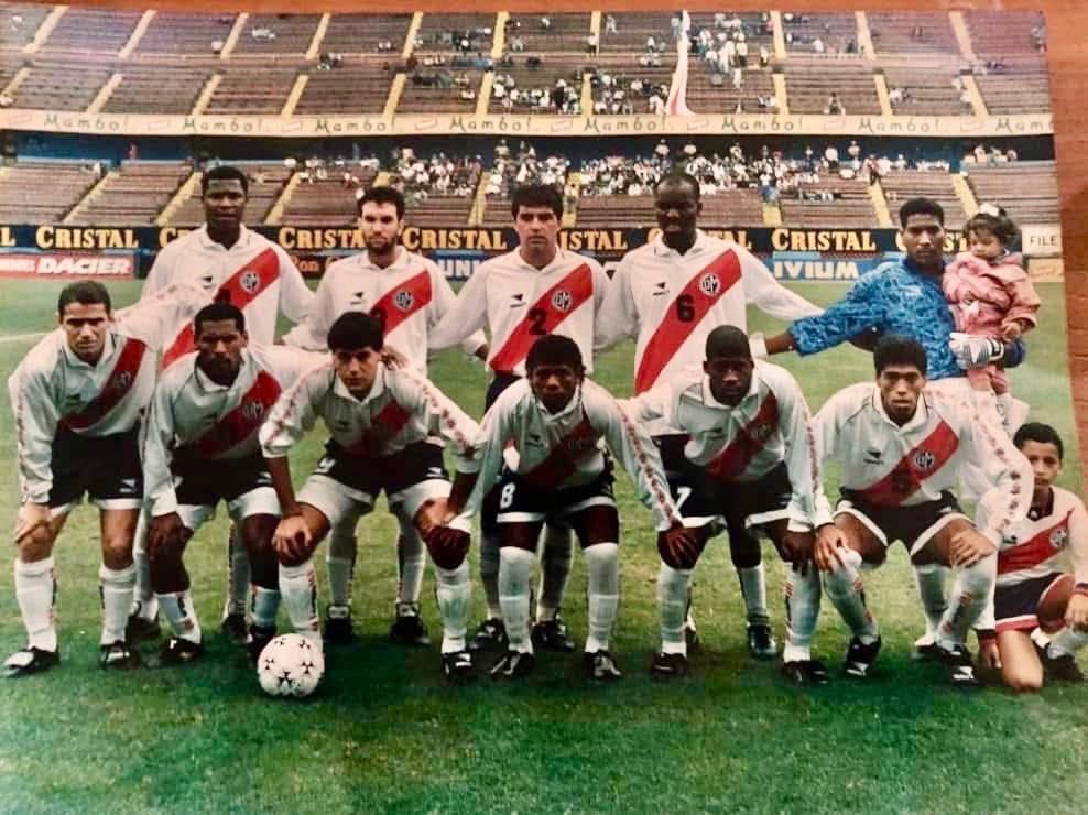 victorriveradt's tweet photo. El dia domingo 10 de agosto de 1997 fue un día inolvidable en mi vida, fue el momento donde cumplí mi sueño de trabajar en el fútbol profesional, mi agradecimiento eterno al profesor Roberto “Titin” Drago por confiar en mi como persona y como profesional de ser su Asistente Técnico en el comando técnico del Club Centro Deportivo Municipal donde nuestro PF fue mi gran amigo Luis Giribaldi hoy radicando en Honduras.
Ese día fue mi regalo de bodas yo en la zona técnica y mi esposa acompañándome sentada en el Palco del antiguo Estadio Nacional.
Ese día jugamos un buen partido se ganó 2 a 0 al Sport Boys con anotaciones de Checho Ibarra y un tremendo gol pasando el  mediocampo de Mario “Kanko” Rodríguez uno de los más bonitos goles que he visto y he celebrado dirigiendo en el fútbol profesional. 
Mi gratitud a ese gran plantel de futbolistas que tenían mucha calidad en el juego y también como buenas personas, algunos ya no están con nosotros como Manuel Earl, Miguel Miranda y Jorge “Tata” Reyes .🕊️
Gracias a Dios por permitirme cumplir 29 años de seguir dedicado a esta profesión donde valoro el afecto, el reconocimiento y la amistad que mantengo con muy buenas personas que he conocido gracias al fútbol. 🙏🇵🇪🥅⚽️🏆