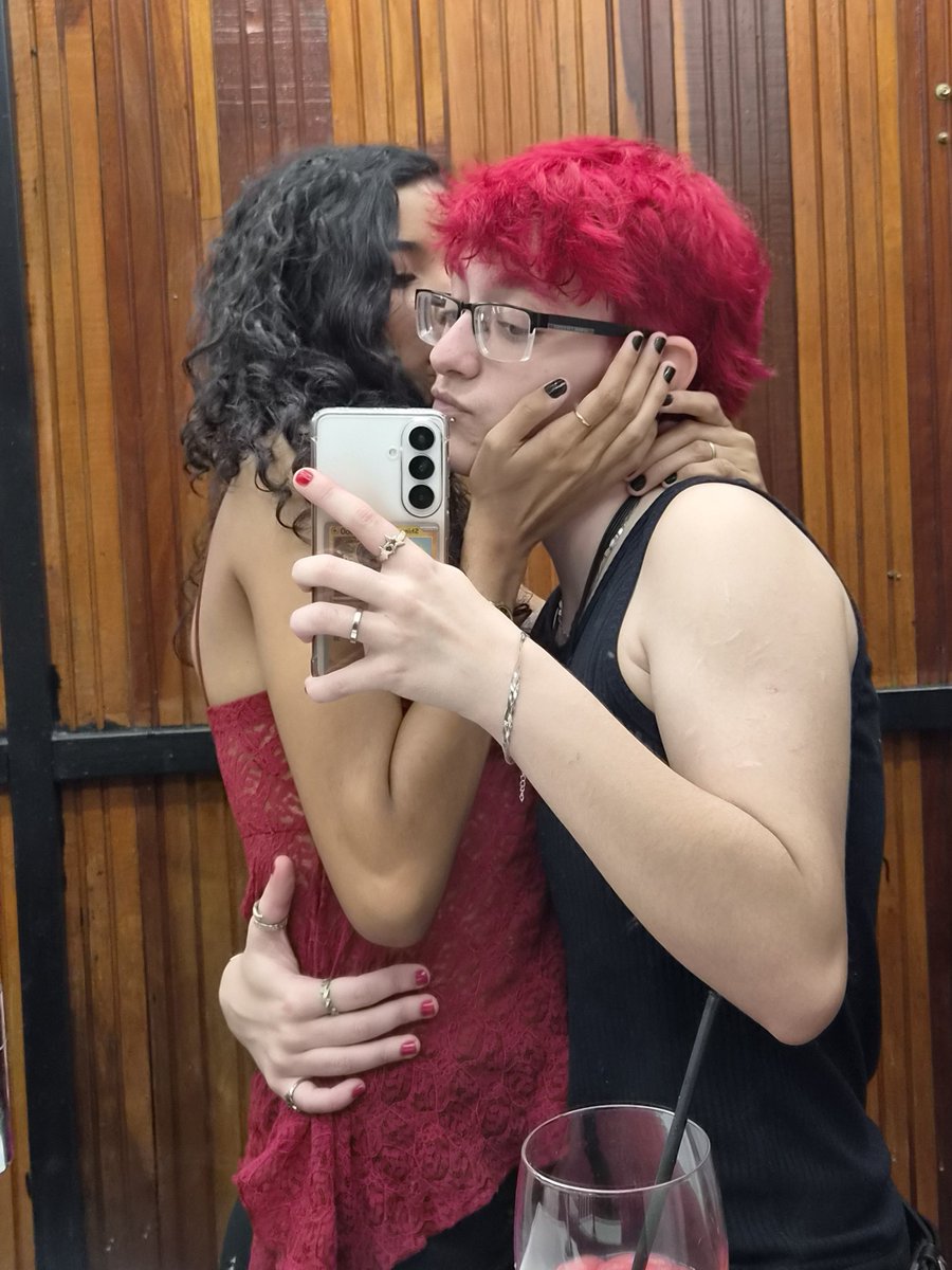 theguutti's tweet photo. meu cabelo da cor da blusa dela, o cabelo dela da cor da minha blusa https://t.co/hVUnurFcuR