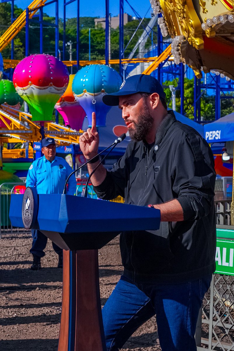 Larepublicass's tweet photo. #SanSalvadorCentro | Las Fiestas Agostinas 2026 cerraron con 1,444,000 visitantes en #Sívarland y los desfiles del Correo y del Comercio. El alcalde @marioduran destacó que las celebraciones finalizaron con cero incidencias. https://t.co/tSsRHzm4IW