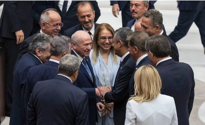 milena17626391's tweet photo. Kasabın bıçağını yalayan dana.. https://t.co/MfHR3ok7lg