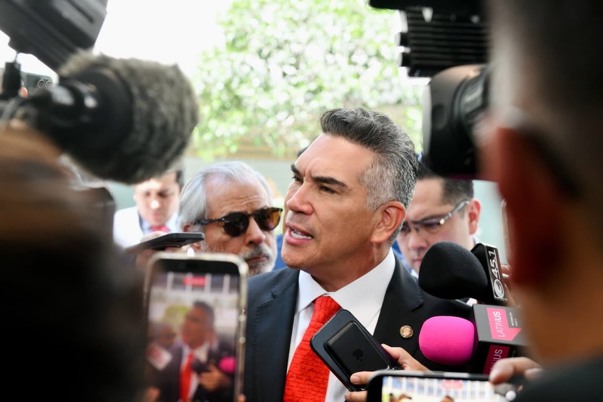 alitomorenoc's tweet photo. Toda mi solidaridad con el pueblo de Colombia ante el fuerte sismo registrado esta mañana, que dejó víctimas, personas heridas y daños en distintas comunidades del país. Mi reconocimiento a los ciudadanos, rescatistas y cuerpos de emergencia que desde el primer momento trabajan para atender a la población afectada.

En México conocemos el impacto de los sismos y sabemos la importancia de la solidaridad cuando una emergencia golpea a un país. Expreso también mi respaldo al Presidente de Colombia, @ABDELAESPRIELLA, y a las autoridades que encabezan la atención de esta emergencia. Colombia cuenta con el afecto, el respeto y la solidaridad del pueblo de México.

Mis condolencias a las familias de quienes perdieron la vida y mis deseos de pronta recuperación para las personas heridas. A nuestros hermanos colombianos les enviamos un abrazo solidario y nuestro deseo de que sus comunidades puedan recuperarse pronto.