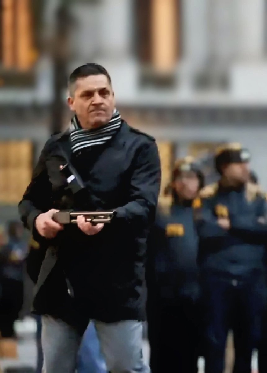 frascaroli's tweet photo. Piden interpelar a la ministra de Seguridad por un comisario inspector de civil q disparó en la represión.
Como en las peores épocas.
La Policía Federal como las Policías provinciales jamás fueron reformadas en democracia.

La ministra hoy en un almuerzo de la Bolsa de Comercio. https://t.co/PdURscGobN