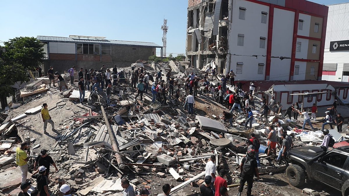LibreRevista's tweet photo. En una emergencia, primero está la gente

Ante una situación de emergencia, la prioridad debe ser una sola: atenderla con la mayor prontitud, coordinación y eficacia posible.

No es momento para la politiquería, las especulaciones, la búsqueda apresurada de responsables ni los chistes pendejos. Hay momentos para el debate político y para las diferencias; este no es uno de ellos.

También debemos ser especialmente responsables con la información. Evitemos compartir videos, fotografías o mensajes falsos, manipulados o sin verificar. Las imágenes reales son suficientemente dramáticas y no necesitan ser alteradas ni exageradas para dimensionar la gravedad de lo que está ocurriendo.

En circunstancias como esta, cada publicación puede contribuir a informar, pero también puede generar confusión, angustia o desinformación. Por eso, la prudencia no es indiferencia: es una forma de solidaridad.

Ahora corresponde acompañar a las comunidades afectadas, facilitar el trabajo de quienes atienden la emergencia y exigir que las instituciones actúen con rapidez, coordinación y transparencia.

Después habrá tiempo para analizar las causas, evaluar las decisiones adoptadas y establecer las responsabilidades que correspondan. Primero hay que atender la emergencia y proteger a las personas.

Desde Revista Libre hacemos un llamado a la responsabilidad, la serenidad y la solidaridad.

En momentos difíciles, la sociedad necesita menos ruido y más humanidad.