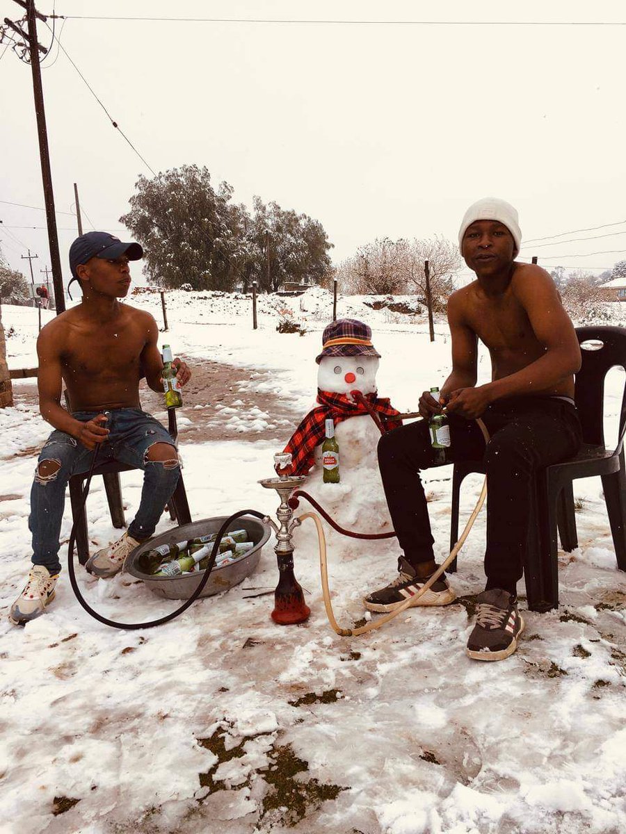 WhyUfikelate's tweet photo. Remember this pictures where taken last year"s snow ❄️🌨️🤣🤣🤣 

#snow https://t.co/x1eZt454Pg