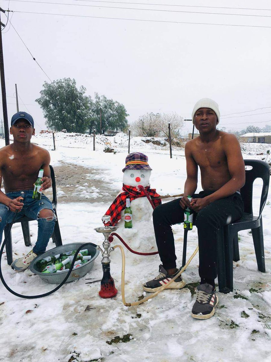 WhyUfikelate's tweet photo. Remember this pictures where taken last year"s snow ❄️🌨️🤣🤣🤣 

#snow https://t.co/x1eZt454Pg