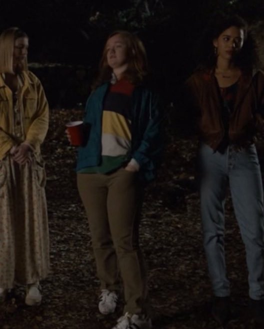 yelyahjackets_'s tweet photo. how was she visibly gay? baby she stands like it’s big https://t.co/RNAqeO3wV4