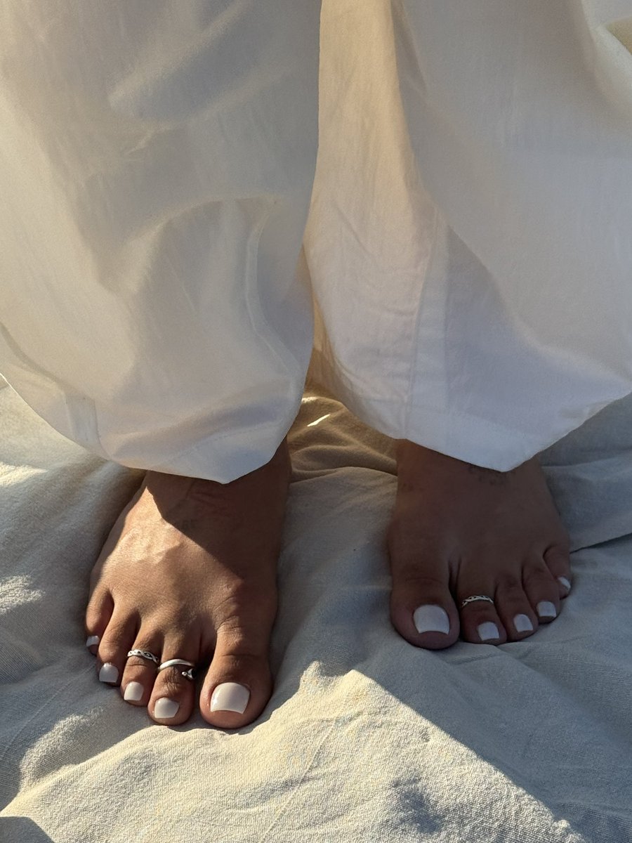 all4josita's tweet photo. picnic and my secret sauce (white toes yum) https://t.co/sGSnXFJtGn
