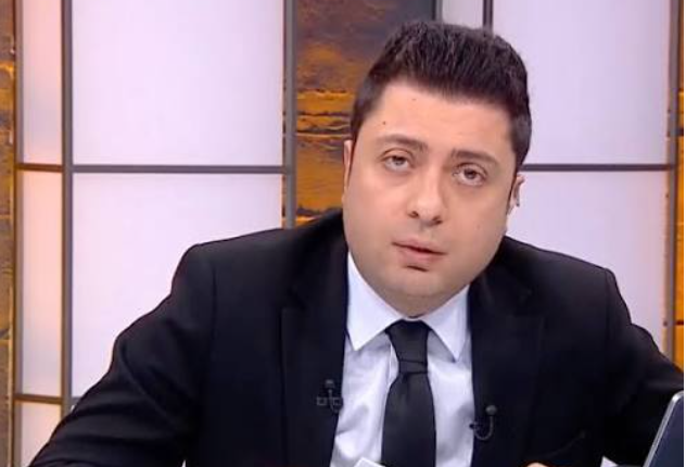 onuryazicioglu's tweet photo. HT Spor'un sabah gerçekleştirdiği yayında @ahmetselimkul 'un Guendouzi hakkındaki yorumlarını hayretler içinde izledim biraz önce. Öyle kesit falan değil, baştan sona izledim. 

Moderatör Ahmet Selim Kul'un iddiası, Guendouzi'nin takım arkadaşlarını el kol hareketleriyle yönlendirmesinin ilerleyen süreçlerde Fenerbahçe'de kaosa, takım içinde problemlere sebep olacağı yönünde.  Bu nedenle Guendouzi'nin bu kadar övgü almasının doğru olmadığını söyledi. Herhalde aklındakini kelimelere tam dökemedi, kendini tam ifade edemedi sandım başta ama yok ısrarla bu söylemi sürdürdü. 

Fenerbahçe'nin YouTube kanalında, Sturm Graz maçıyla ilgili hazırlanan Inside yayınını izlediniz mi bilmiyorum. Videoda takımımızın teknik direktörü İsmail Kartal ve kaptanı Milan Skriniar'ın maç öncesinde takıma sürekli birbirleriyle konuşmaları gerektiğini söyleyen anlar vurgulandı. Bir gazetecinin işi, bir olayla ilgili, bir durumla ilgili gözlem ya da yorumlarını aktarırken bir veriye dayandırmasıdır. Elimizde takımın teknik direktörünün ve kaptanının "yapın" dediği bir konuda, ulusal çapta yayın yapan bir kanalın yayın yönetmeni olarak, hiçbir dayanağı olmadığı halde Guendouzi'de sorun olduğunu anlatıyor bu beyefendi. 

Gerekçe: Ben öyle düşündüm...
Sebep: Bana göre öyle...

Takımın performansı en yüksek oyuncularından birini spekülasyon konusu haline getirmeyi marifet sanan bu tür insanların düşüncelerinden (düşünce derken...) Fenerbahçe kamuoyunun kendini koruması gerekiyor. 

Gazetecilik ya da yorumculuk, aklına gelen şeyi aklına geldiği gibi söylemek değildir. Temellendirme, retorik oluşturma gibi mecburiyetleriniz vardır. Tabi burası Türkiye, çalışılan kurumlar QTM kurumları olunca, istediğiniz gibi konuşursunuz ya da yazarsınız.

Nasıl olsa bir sorgulayan çıkmaz. Yarın oyuncuyla ilgili bir sorun çıksa da "ben demiştim" diye ortaya çıkmak için sıranızı beklersiniz. Bu öngörülerinizi, takımın gelişimi, ihtiyaçları, kolektif yapı içindeki oyuncu rollerini anlayıp aktarmaya saklamak yerine, dedikodu üretmek, temelsiz bilgi yaymak gibi kolay ve işe yaramaz uğraşlara ayırmak ise sizin mesleki kalitelerinizi ortaya koyar. 

Eleştirmenlik yapan insanların öncelikle kendi işlerini yaparken kusursuza yaklaşmaları gerekirken siz baştan aşağı kusursunuz.  

Karşısında yorum yapan, çoğu zaman fikirlerine katılmasam da bakış açısı geliştirme konusunda daha gayretli olan Cem Dizdar ise işi yine Fenerbahçe ve Sturm Graz'ın kadro değerleri üzerinden ölçme noktasına getirdi. İki takımın sahaya çıkan kadrolarının bonservis değerlerini yan yana koyarak ortaya çıkan sonucun normal olduğunu tarif etti.

Her zaman takım olmaktan, birlikte antrenman yapmaktan, futbolun bilimsel taraflarından söz ederken, Fenerbahçe'nin Sturm Graz galibiyetini değerlendirmeye gelince bonservis bedeli üzerinden ölçümleme yapması ve bu iki konunun aynı programın Fenerbahçe bölümünde yer alması son derece düşündürücü.