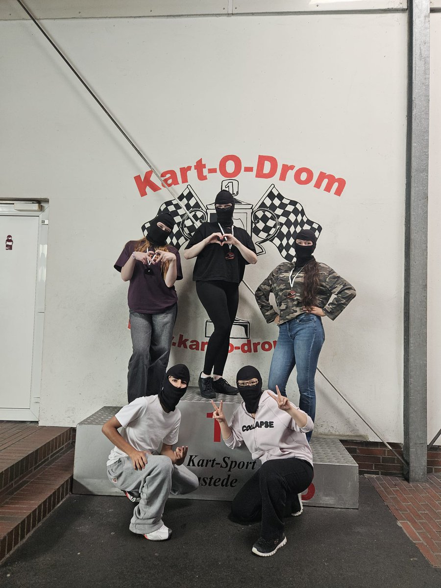 _Laserstar's tweet photo. 🏁 Mit Vollgas in die zweite Jahreshälfte! Beim Teamevent im Kart-O-Drom Rastede feierten wir unsere bisherigen Erfolge, stärkten den Teamgeist und tankten neue Energie – für viele weitere tolle Erlebnisse mit unseren Gästen aus Oldenburg und Umgebung! 💜 #LaserstarOldenburg https://t.co/9bQVlxEpV5