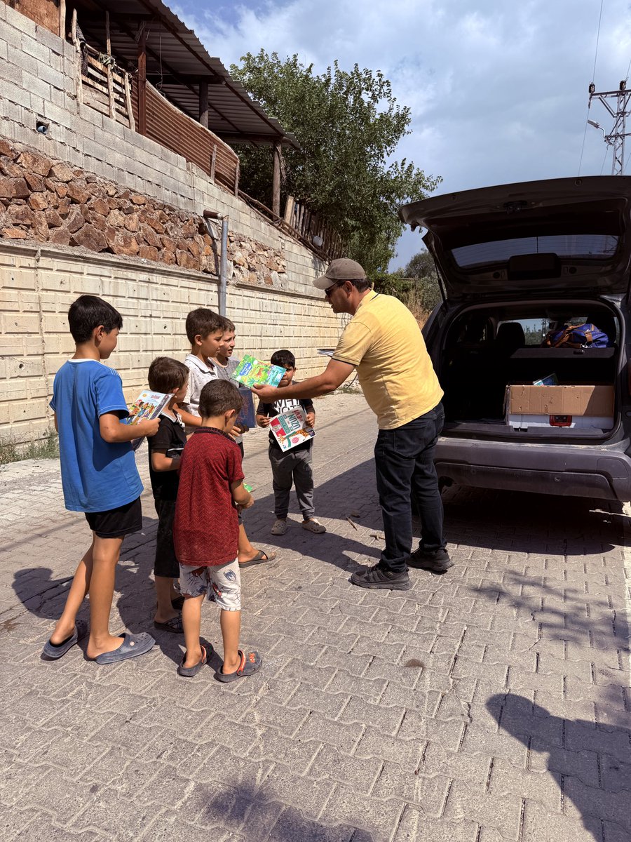 ahmetyrlikaya's tweet photo. Biliyorum gündem çok yoğun benim paylaşım görülmeyecek bile belki.. Olsun ben yine köylerdeydim.. 3 köy dolaştım Bügün. 

Çocuklar okumalı 
Çocukların hayali olmalı https://t.co/t5UeMOHQcA