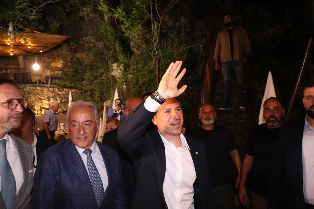 samygemayel's tweet photo. من عشاء اقليم البترون الكتائبي: لا نقاش بأي موضوع آخر قبل الانتهاء من ملف سلاح حزب الله. https://t.co/7SRWWI22O6
