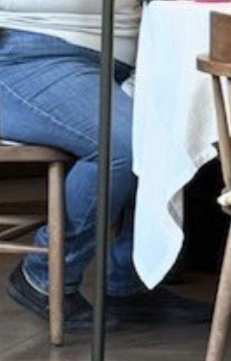 HalloweenSalem2's tweet photo. Qué pnche 🐶🐻 ir a un restaurante de primer nivel y tener que ver a una gorda fachosa y esperar a ver a qué hora se rompe la silla. 

Para decir que eres "pueblo" le gusta la vida muy fifí..

@CitlaHM eres una hipócrita hedionda. https://t.co/8kNmz0dvtR
