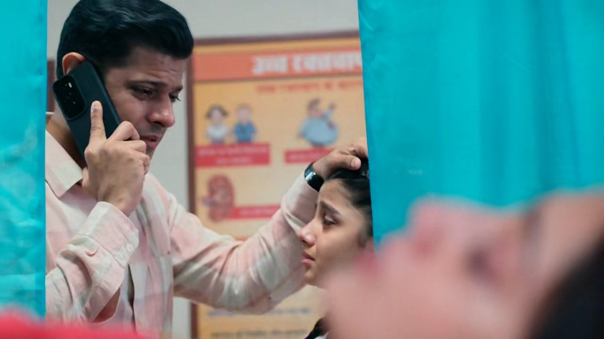 stanningadakaar's tweet photo. They were taking Chintu on the stretcher and not for once Shiv neglected Pihu, he knew Shalini has fallen weak and he's to hold both of them, especially their Pihu baby ❤️‍🩹

Neil-Mahi has such an endearing father-daughter chemistry 🫶🏼

#NeilBhatt #MrAndMrsParshuram https://t.co/h9IZPDiJAr