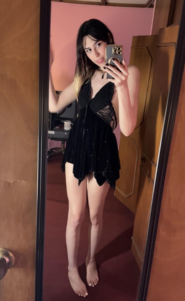 Ashleexow's tweet photo. I may smile like nothing touches me, but the right man will learn the stories behind my silence.I’m the kind of woman you don’t just fall in love with—you slowly discover, and every layer makes you love her deeper. https://t.co/7u6xxQiYik