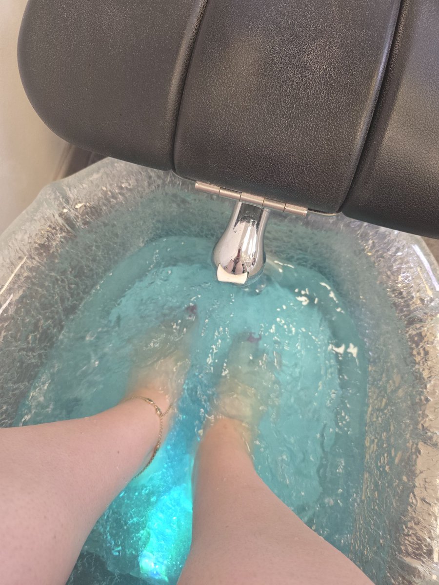 StellaM45780's tweet photo. Heute waren meine Füße dran. 💎🦶✨
Gepflegt, verwöhnt und genau so, wie ich es verdient habe.
Und jetzt darfst du dich fragen: Wer hätte mir diese kleine Wellness-Auszeit wohl gerne spendiert? 😉💸
#Geldherrin #FinDom #Feet #FeetLover #Tribute #Luxury #Füße #Fußfetisch #Femdom https://t.co/nsQBvvDRXK
